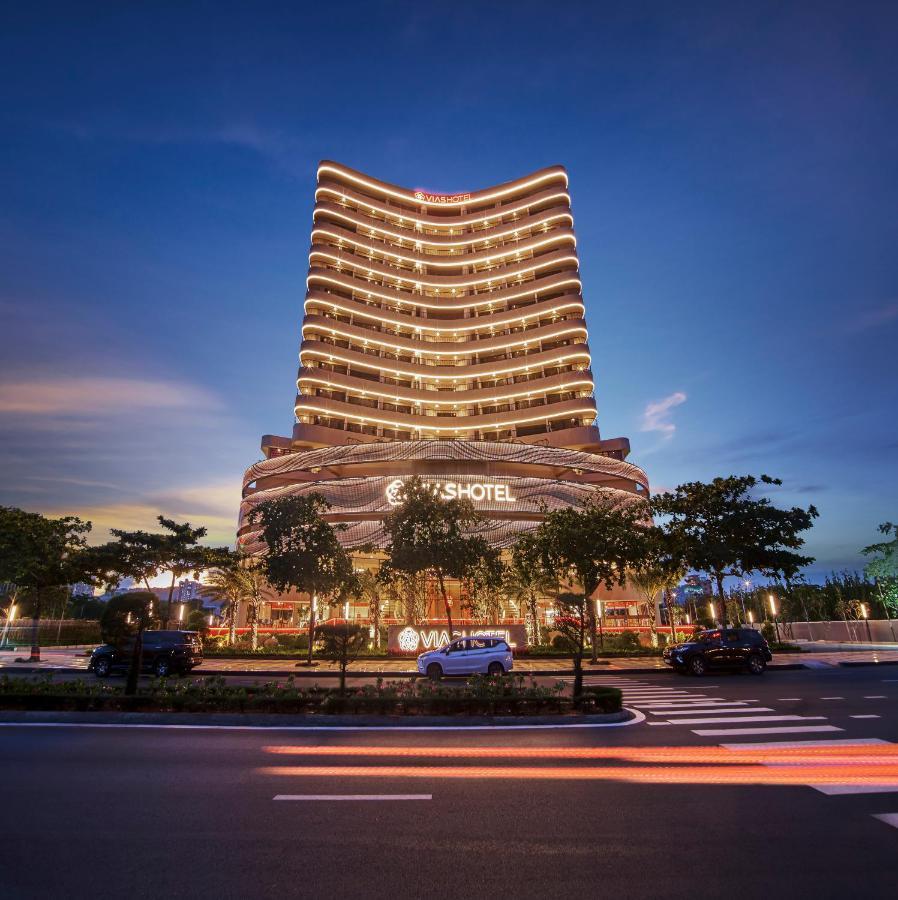 โรงแรมเวียส หวุงเต่า ภายนอก รูปภาพ The hotel at night