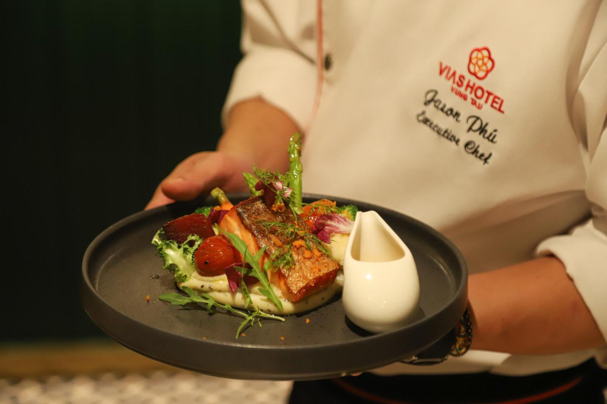 โรงแรมเวียส หวุงเต่า ภายนอก รูปภาพ A chef serving a prepared meal