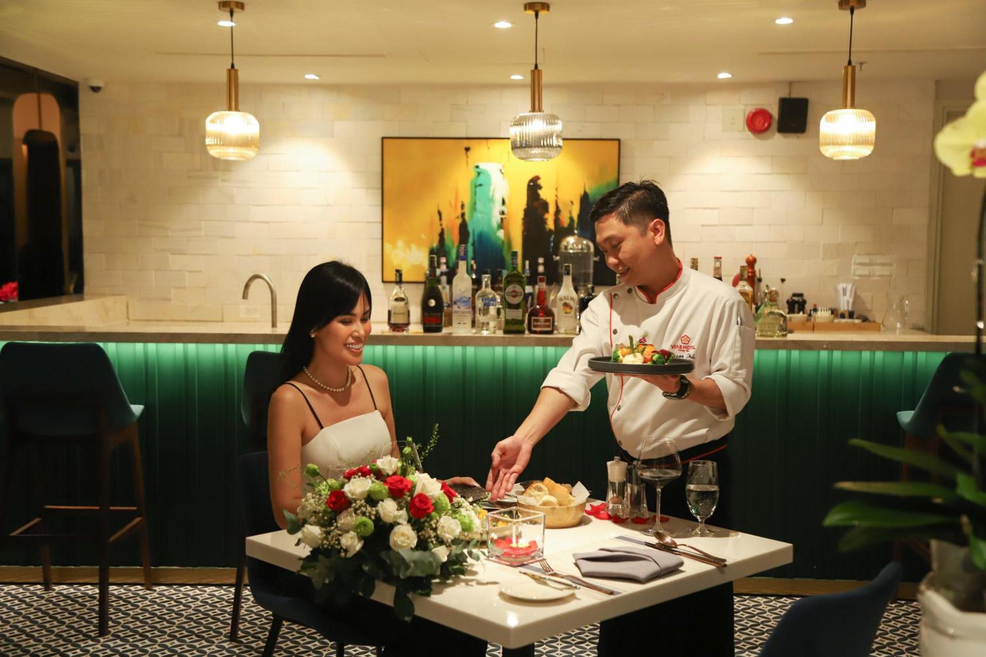 โรงแรมเวียส หวุงเต่า ภายนอก รูปภาพ A bartender serving a guest at the bar