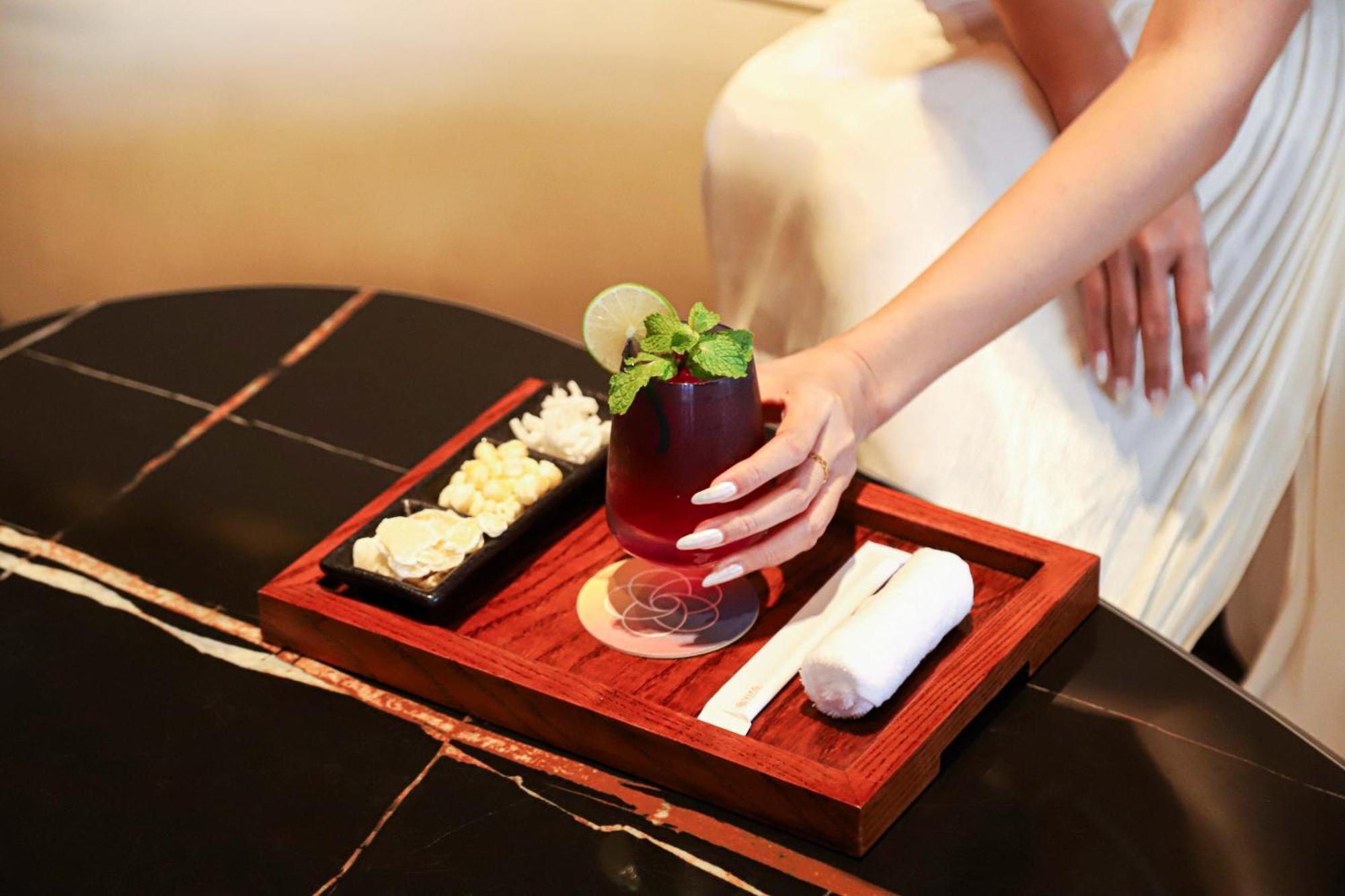 โรงแรมเวียส หวุงเต่า ภายนอก รูปภาพ A woman holding a drink