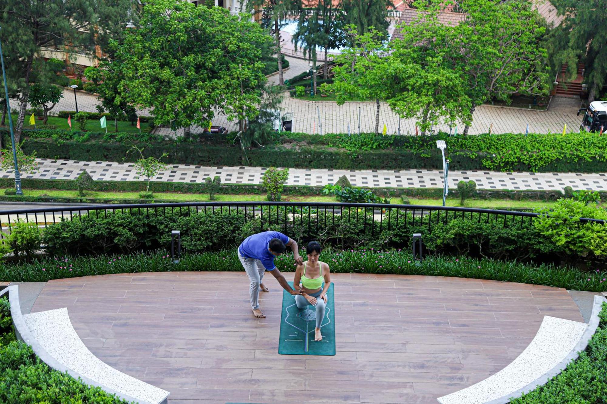 โรงแรมเวียส หวุงเต่า ภายนอก รูปภาพ A woman practices yoga at the park